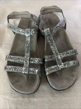 Taos Embossed Strappy Sandals in Metallic Silver Sz 8 VGUC